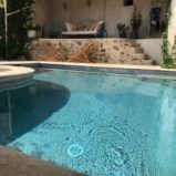 Charmigt byhus, gård med pool