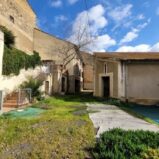 Vinmakarhus med garage och vinkällare