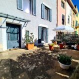 Byhus med terrass, nära floden Orb