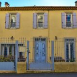 Borgarhus med terrasser och trädgård, unikt läge vid floden Orb