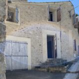 Renoverat stenhus med privat innergård i en större by med bra service.