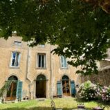 Unik fd skola med kapell, trädgård, skolsal