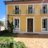 Vinmakarhus med garage, två terrasser och liten trädgård!