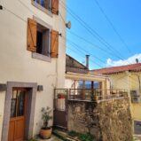 Renoverat byhus med terrass och utsikt