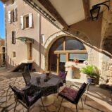 Renoverat annex till byns slott, med tre bostäder, gård och pool