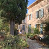 Avstyckad vingård, byggd 1635, med vackert läge!