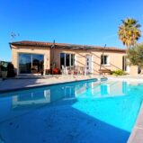 Enplansvilla med pool och utsikt