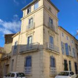 Rymligt borgarhus med terrass och garage