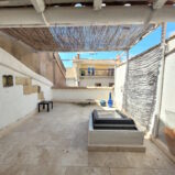 Byhus med takterrass i en charmig hamnstad