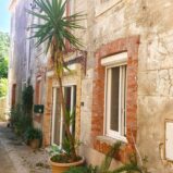 Rymligt stenhus med terrass, lugnt läge