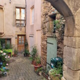 Byhus med liten terrass, utsikt i Orbdalen