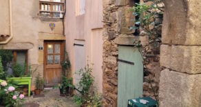 Byhus med liten terrass, utsikt i Orbdalen