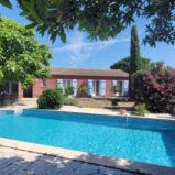 Enplansvilla med pool