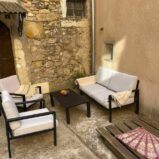 Byhus med uteplats och garage