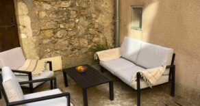 Byhus med uteplats och garage