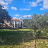 Villa med stor trädgård, utsikt och separat gästhus