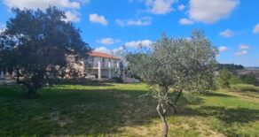Villa med stor trädgård, utsikt och separat gästhus