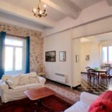 Stort vinmakarhus med gård och garage