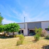 Friliggande hus med hangar/garage (högt i tak)