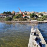 Byhus med utsikt över vattnet