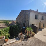 Byhus med trädgård och pool mittemot