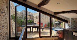 Renoverat stenhus med litet garage och terrass, i Neffiès