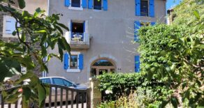 Vinmakarhus med lantligt läge och trädgård med utsikt