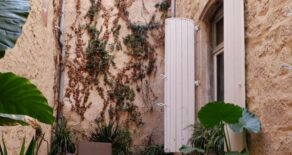 Gediget stadshus med uteplats och garage, i Béziers historiska kvarter