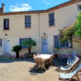 Vinmakarhus med garage och gård med pool