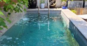 Helrenoverad stenlada, dubbla pooler, gård och utsikt