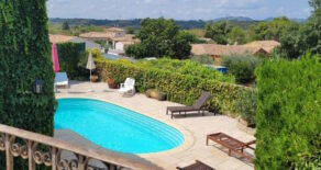 Vinmakarhus med gård och pool, utsikt