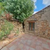 Stenhus, med terrasser och annex