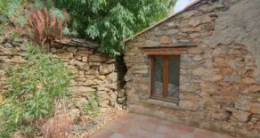 Stenhus, med terrasser och annex