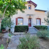 Renoverad 20-talsvilla med trädgård och pool