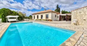 Enplansvilla med pool och utsikt