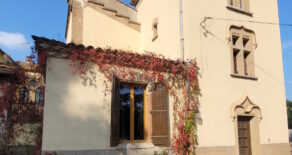 Fastighet med torn, gästbostad och fungerande vinkällare