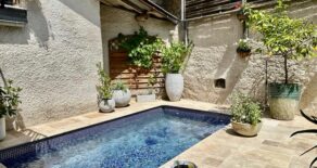 Renoverat stenhus med gård, terrass och pool