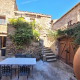 Stenhus med gård och terrass