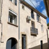 Renoverat stenhus med garage och uteplats