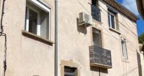 Renoverat stenhus med garage och uteplats