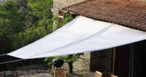 Renoverat stenhus med stor naturtomt