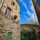 Charmigt stenhus med gård och terrasser