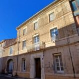 Renoverat borgarhus med originaldetaljer, garage och uteplatser