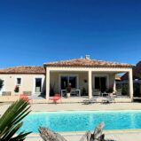 Enplansvilla med pool, garage, boulebana