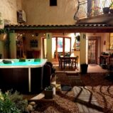 Charmigt hus med gård och jacuzzi