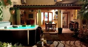 Charmigt hus med gård och jacuzzi