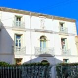 Genuint borgarhus med trädgård och pool samt garage