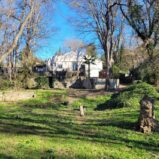 Enplanshus med inhägnad tomt 1768 kvm, lantligt läge vid en damm.