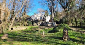 Enplanshus med inhägnad tomt 1768 kvm, lantligt läge vid en damm.