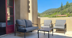 Renoverat stenhus med charmigt läge, med patio och terrass